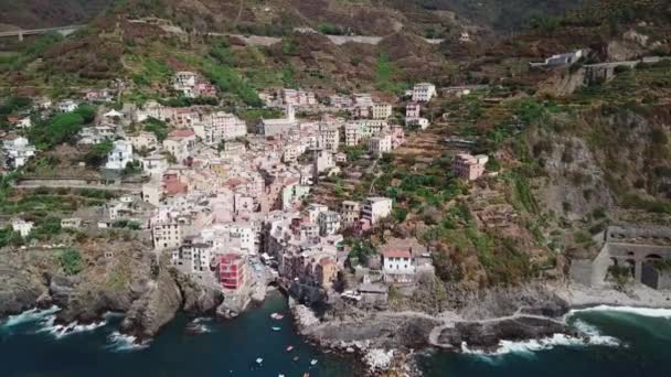 Vista aérea de Riomaggiore en Cinque Terre Italia — Vídeos de Stock