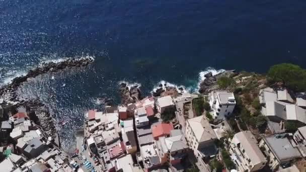 Vista aérea de Riomaggiore en Cinque Terre Italia — Vídeo de stock