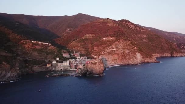 Вид с воздуха на Вернаццу в Cinque Terre Italy — стоковое видео