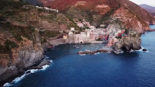 Letecký pohled na Vernazzy v Cinque Terre, Itálie — Stock video