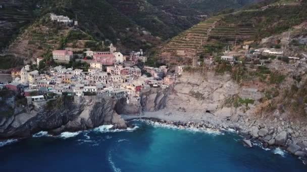 Flygfoto över Vernazza i Cinque Terre Italien — Stockvideo