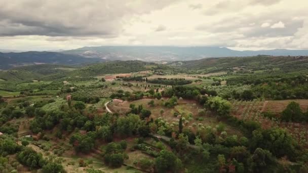 Vuelo aéreo sobre campos de Toscana — Vídeo de stock