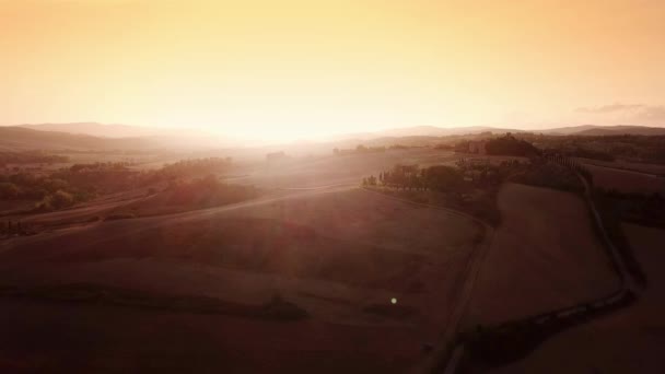 Légi járat Tuscany mezők felett — Stock videók