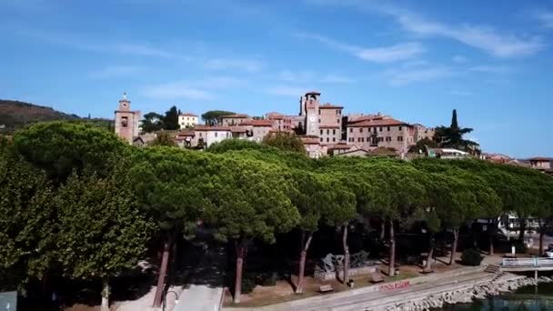 Widok z lotu ptaka miasta Passignano sul Trasimeno Toskania Włochy — Wideo stockowe