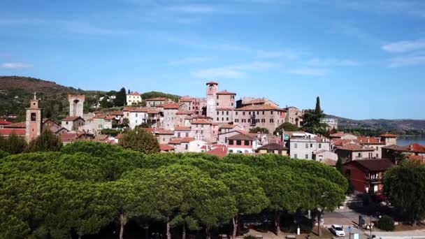 Widok z lotu ptaka miasta Passignano sul Trasimeno Toskania Włochy — Wideo stockowe