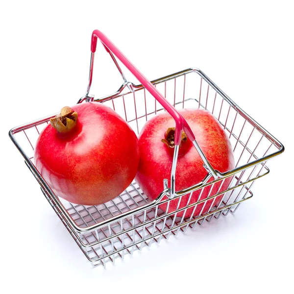 Granatapfel im Warenkorb isoliert auf weiß. Schneidpfad — Stockfoto