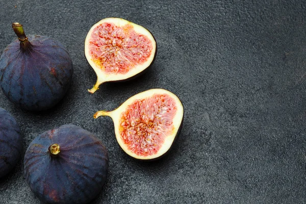 Fig isolated on dark concrete background — Stock Photo, Image