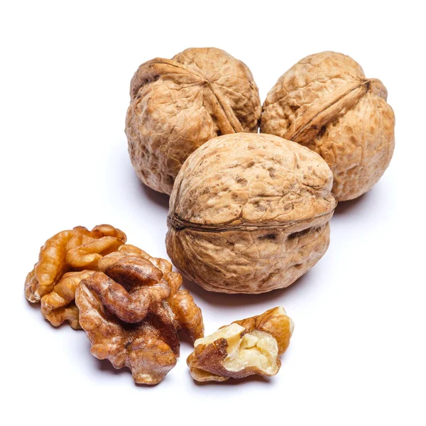 Tři celé vlašské ořechy izolovaných na bílém pozadí. Ořezová cesta — Stock fotografie