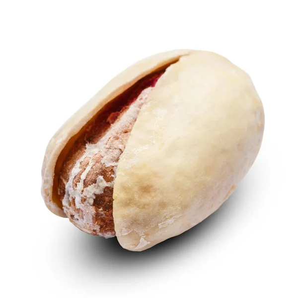 Жареный фисташковый орех изолирован на белом фоне. Обрезной путь — стоковое фото