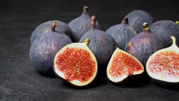 Fig aislado sobre fondo de hormigón oscuro — Vídeos de Stock