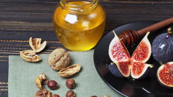 Fig aislado sobre fondo de madera — Vídeos de Stock