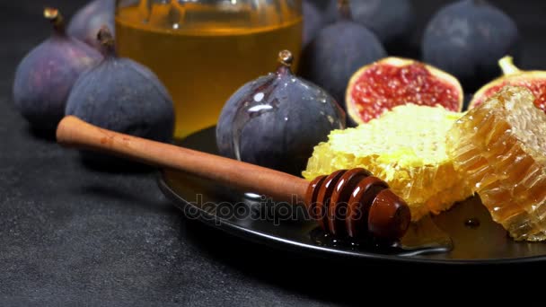 Figs with honey on in the plate on dark concrete background — Stock Video