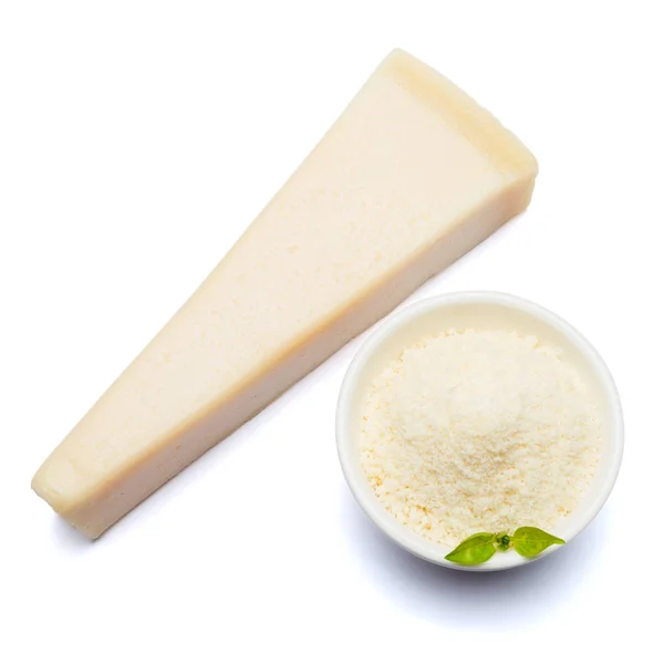 Um pedaço de queijo parmesão no fundo branco com ralado — Fotografia de Stock