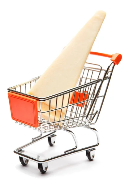 Um pedaço de parmesão no carrinho de compras no fundo branco — Fotografia de Stock
