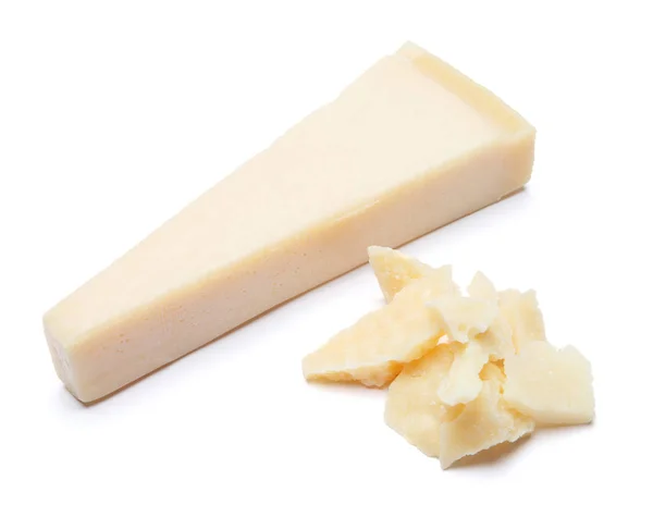 Pedaços de queijo parmesão sobre fundo branco — Fotografia de Stock