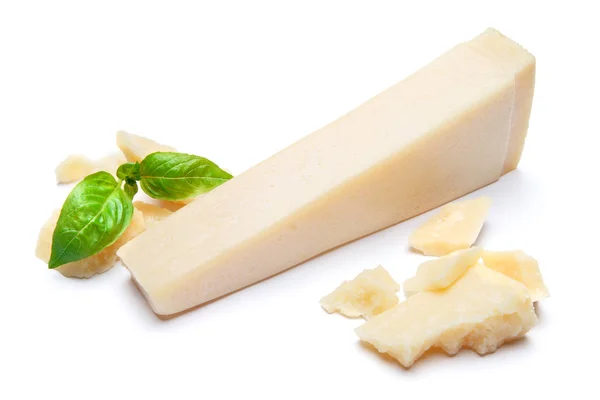Stukken van Parmezaanse kaas op witte achtergrond — Stockfoto