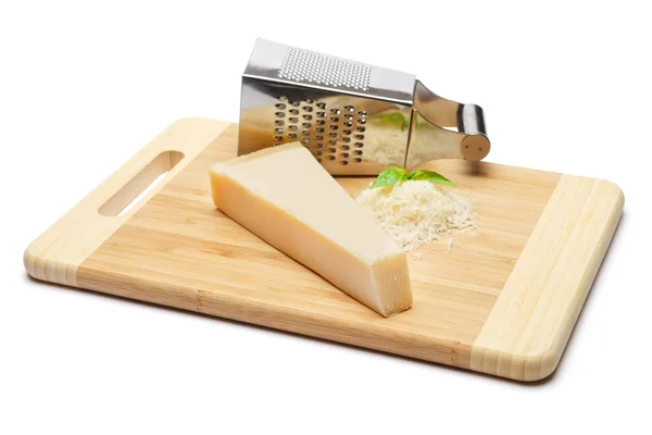 Een stuk Parmezaanse kaas en geraspte kaas op cutting board witte achtergrond — Stockfoto