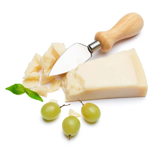 Pedaços de queijo parmesão e faca sobre fundo branco — Fotografia de Stock