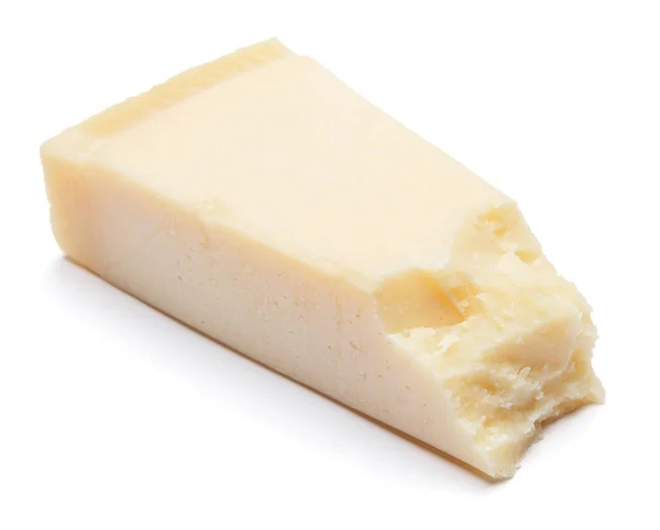 Trozos de queso parmesano sobre fondo blanco — Foto de Stock