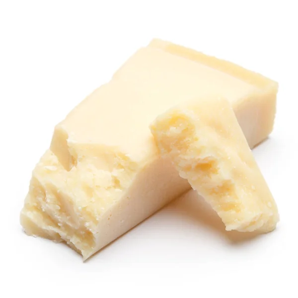 Kousky sýra parmezán na bílém pozadí — Stock fotografie