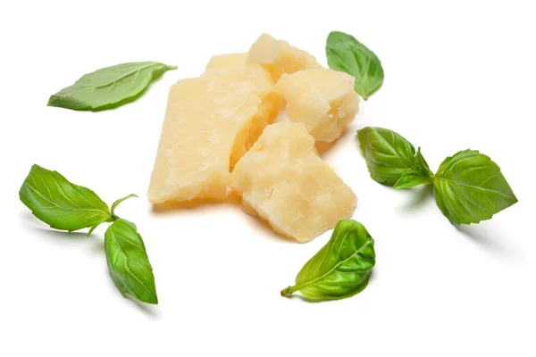Pedaços de queijo parmesão com manjericão sobre fundo branco — Fotografia de Stock