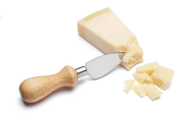 Kawałki sera i noża parmezanu na białym tle — Zdjęcie stockowe