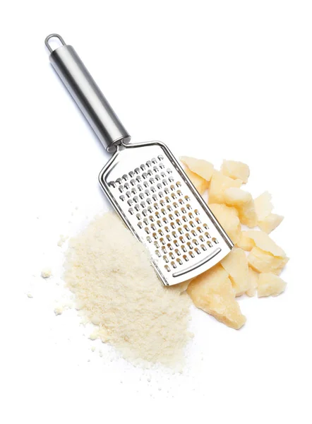 Un trozo de queso parmesano y rallado sobre fondo blanco —  Fotos de Stock