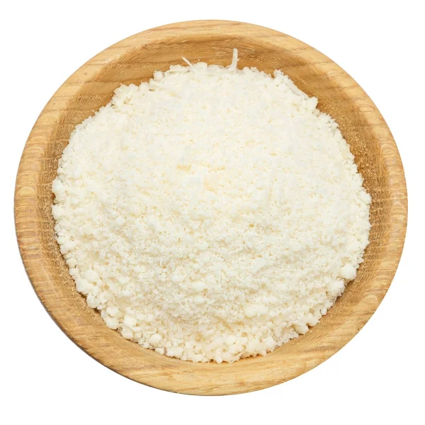 Brânză rasă de parmezan în castron de lemn pe fundal alb — Fotografie, imagine de stoc