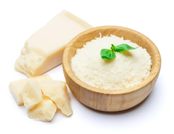 Queso parmesano rallado en cuenco de madera sobre fondo blanco —  Fotos de Stock