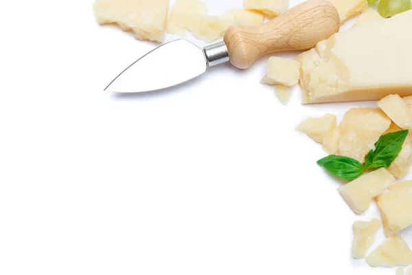 Шматочки пармезанського сиру і ножа на білому тлі — стокове фото