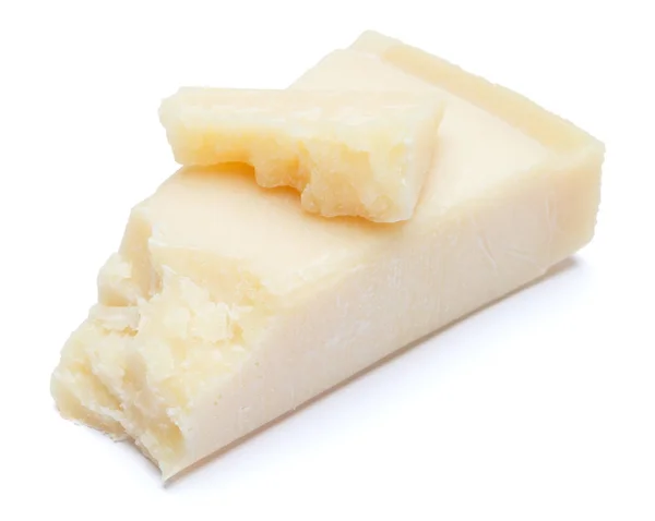 Pedaços de queijo parmesão sobre fundo branco — Fotografia de Stock