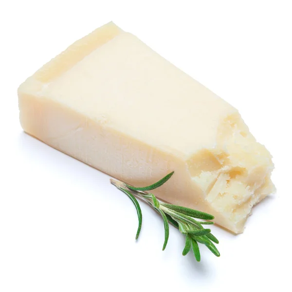 Kawałki sera parmezan na białym tle — Zdjęcie stockowe