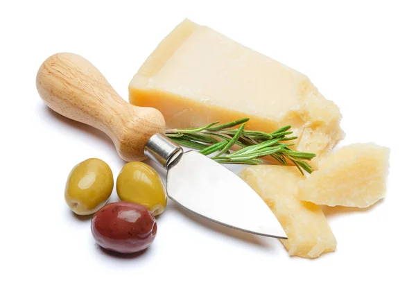 Beyaz arka planda parmesan peyniri ve bıçak parçaları. — Stok fotoğraf