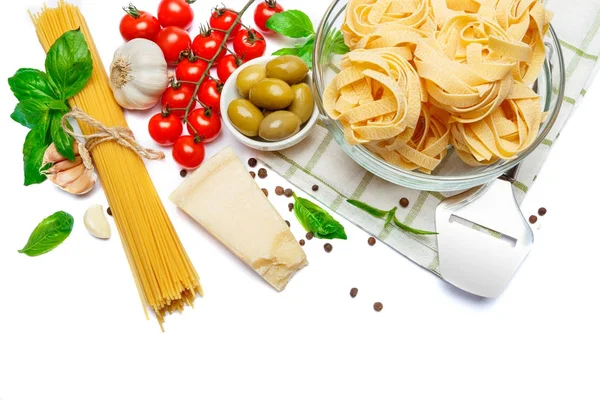 Fettuccine et spaghettis, légumes avec ingrédients pour la cuisson des pâtes — Photo