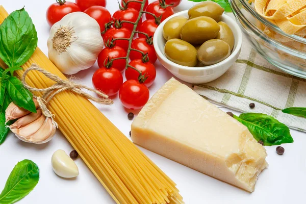 Fettuccine et spaghettis, légumes avec ingrédients pour la cuisson des pâtes — Photo