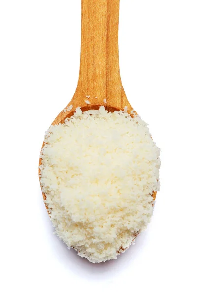 Geraspte Parmezaanse kaas in houten lepel op witte achtergrond — Stockfoto