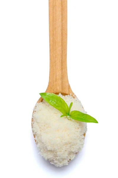 Brânză rasă parmezan în lingură de lemn pe fundal alb — Fotografie, imagine de stoc
