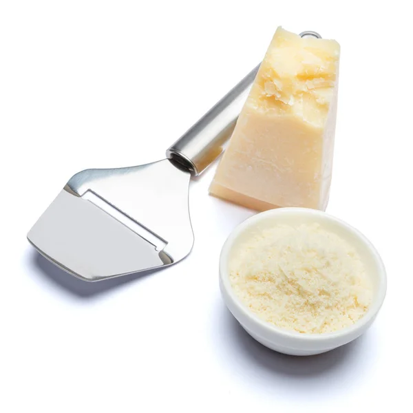 Шматок сиру пармезан і тертим сиром на білому тлі — стокове фото
