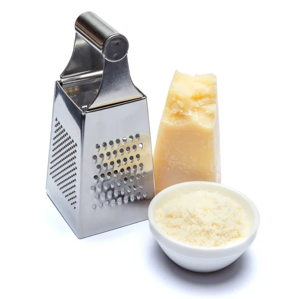 Un trozo de queso parmesano y rallado sobre fondo blanco — Foto de Stock