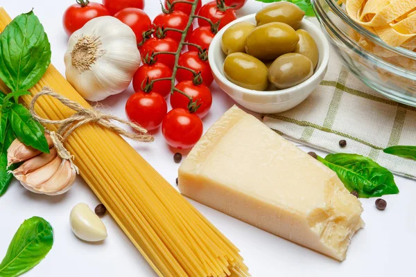 Fettuccine and spaghetti, vegetables with ingredients for cooking pasta — Stock Photo, Image