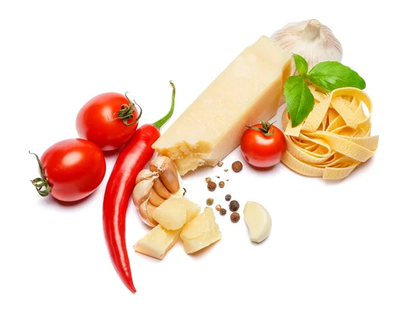 Traditionella italienska produkter - pasta, parmesanost, tomater — Stockfoto