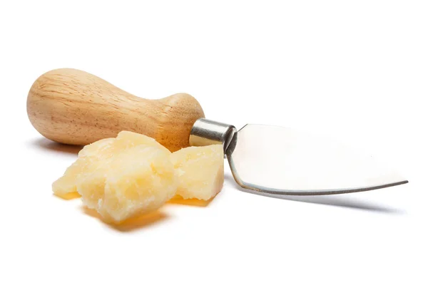 Pezzi di parmigiano e coltello su sfondo bianco — Foto Stock