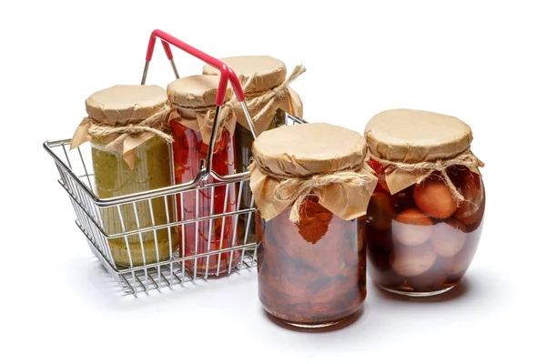 Tomates secos, pimienta, alcaparras con aceite en latas de vidrio —  Fotos de Stock