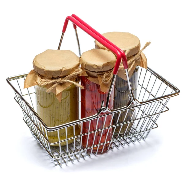 Tomates secos do sol, pimenta, alcaparras com óleo em latas de vidro — Fotografia de Stock