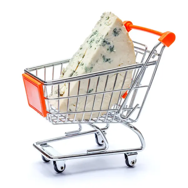 Μπλε τυρί στο καλάθι αγορών σε λευκό φόντο — Φωτογραφία Αρχείου