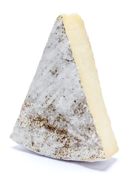 Традиційний французький сир Брі на білому тлі — стокове фото
