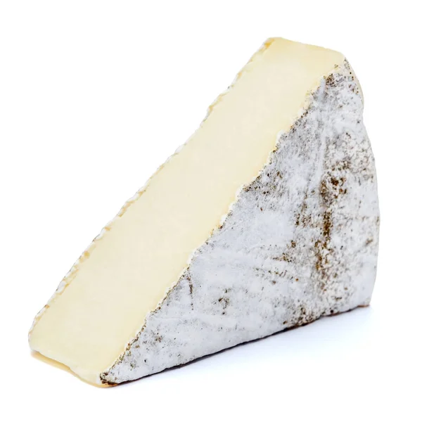 Tradiční francouzský sýr brie na bílém pozadí — Stock fotografie