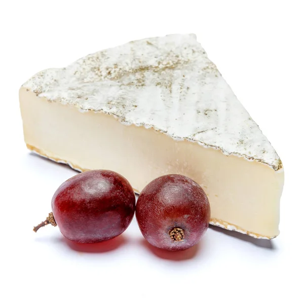 Традиционный французский сыр бри на белом фоне — стоковое фото