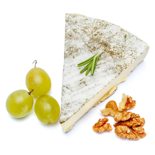 Tradiční francouzský sýr brie na bílém pozadí — Stock fotografie