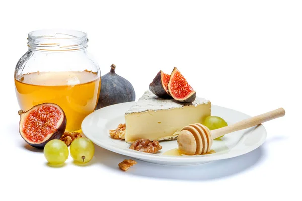 Традиционный французский сыр бри и мед на белом фоне — стоковое фото